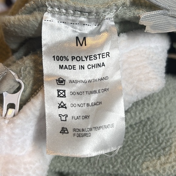 Elephant onesie for adult. ADORABLE ears and trunk. Even a wittle tail. Exc cond - Picture 6 of 6